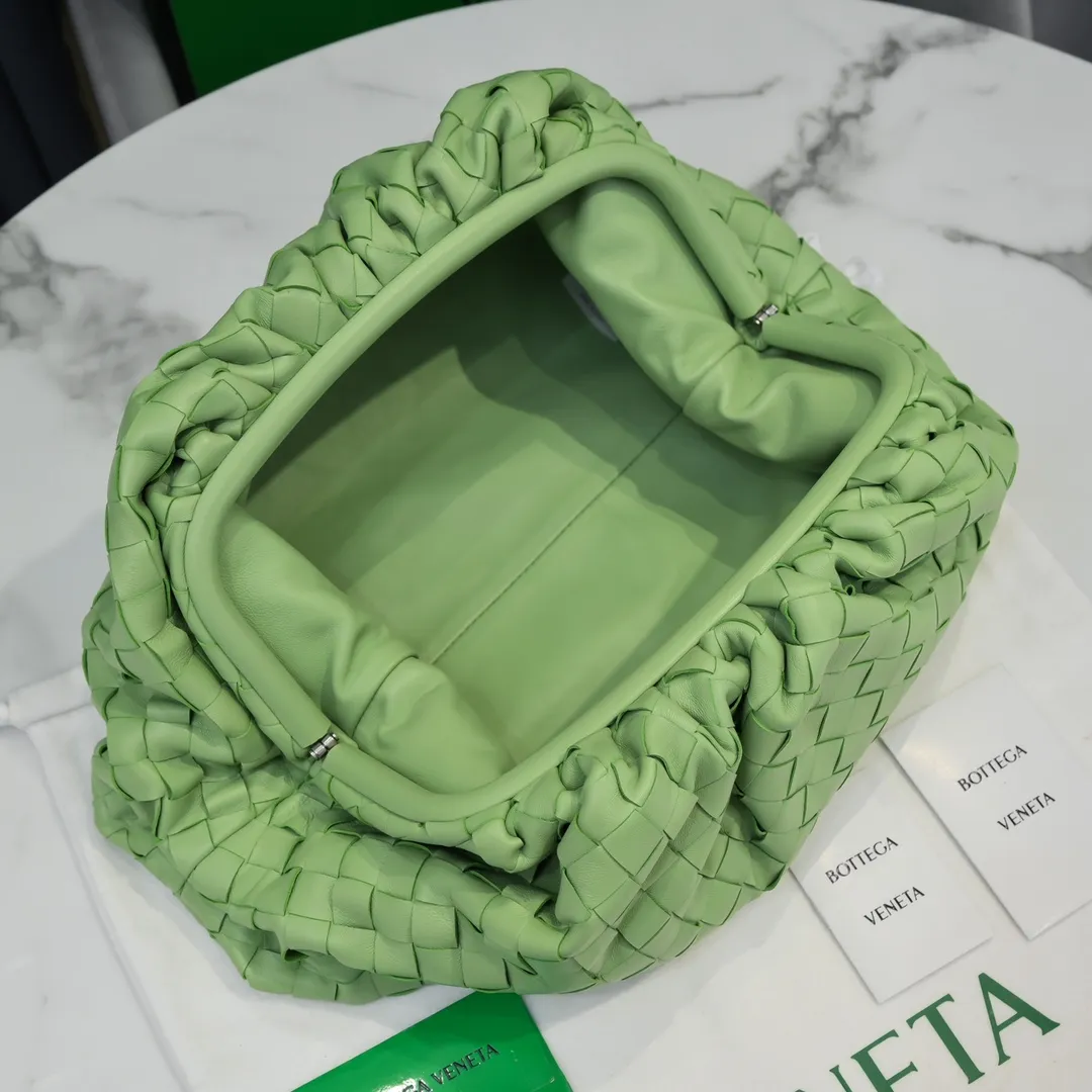 🔥🔥The counterattack of the popular Bottega Veneta started with this series of cloud bags, which went viral in the fashion circle and started a craze! Out of stock, out of stock, out of stock... One piece is hard to find, super hard to buy, regardless of age, season, or occasion. Very classy. Really, if you carry this on the road, it will turn heads! This is also the reason why this series is so expensive. Large size: 38*20*8.5cm [Big clouds and large grid weaving]